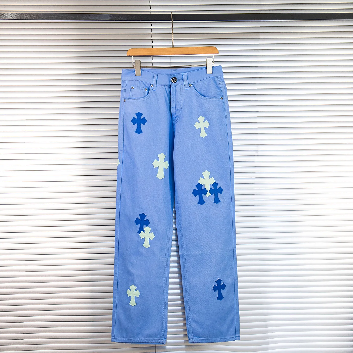 P270 CHROME HEARTS 25ss dopamine light blue cross patch leather washed jeans - Full of exploring the ultimate in fashion, Chrome Hearts' new Chrome Hearts pants not only present a unique style, the fresh ice blue color looks particularly youthful and energetic. The mid-high waist design is paired with a lazy and casual style, which not only shows long legs but also maintains a casual feel. It is a must-have fashion choice for trendy men and trendy women. Style number: 1752# Color: Dopamine light blue Size: 28 30 32 34